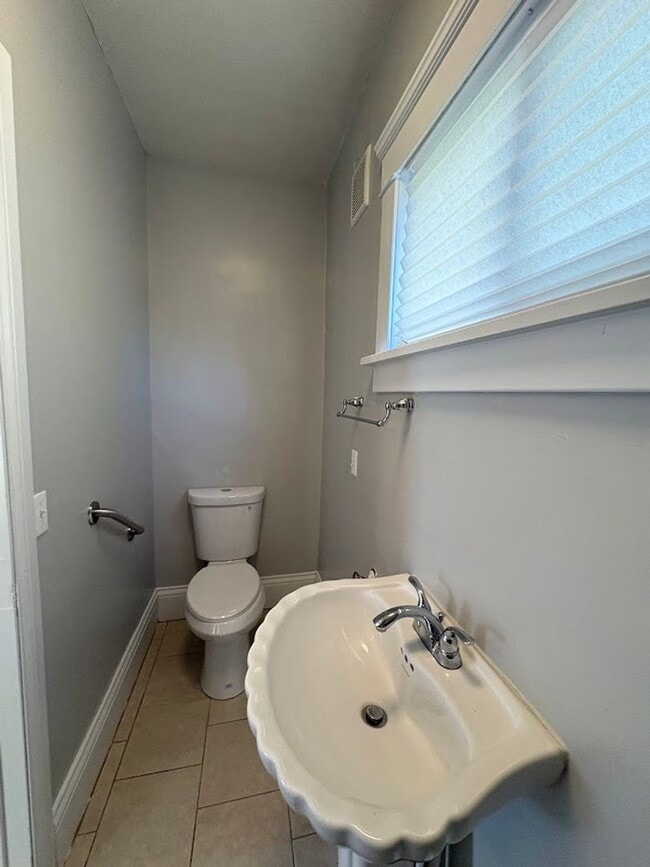 Building Photo - Three bedroom two bathroom home for rent