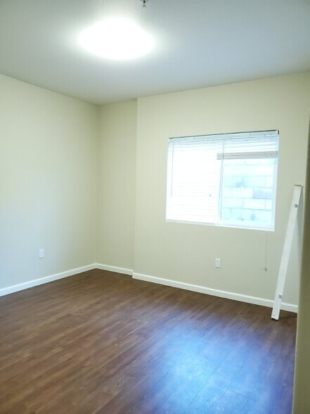 Building Photo - 2209 E 8th St