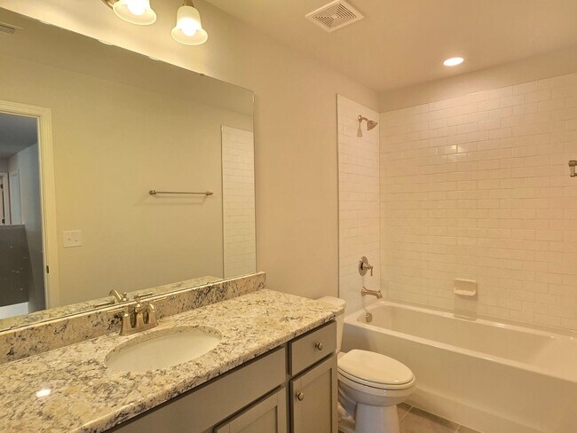 Building Photo - Approx 2700sqft, 5 bed / 3 bath featuring ...