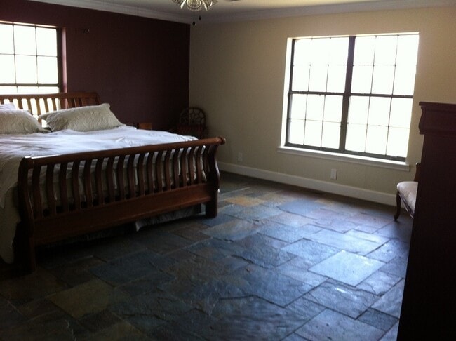 Building Photo - 3/2/2 Fenced yard, gunite pool and spa