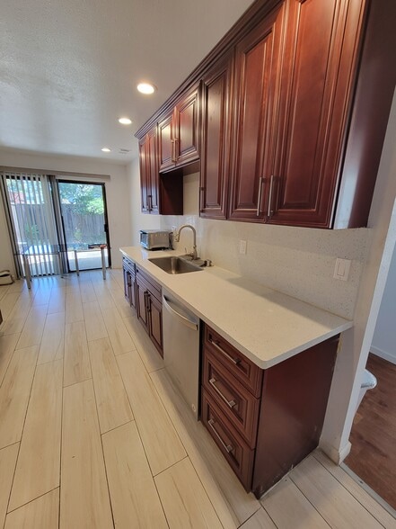 Building Photo - 575 Villa Real