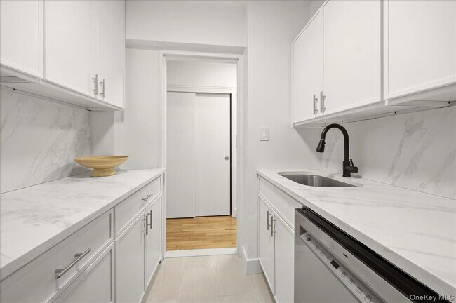 Building Photo - 610 Waring Ave