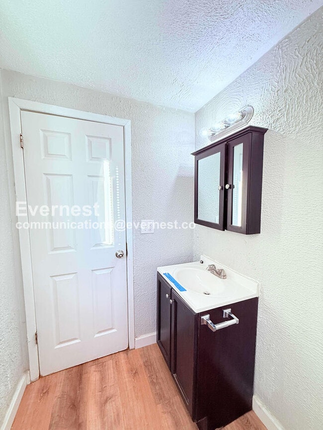 Building Photo - 4 Bed/1 Bath Home with Off-Street Parking / Pet-Friendly / Vouchers Accepted / Available Now!