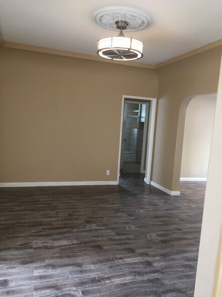 Building Photo - 1336 S Mansfield Ave