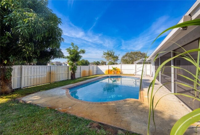 Building Photo - 5402 NW Emblem St