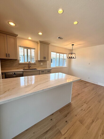 Building Photo - 1265 Bouret Dr