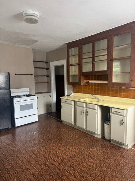 Kitchen - 1918 E 123rd St