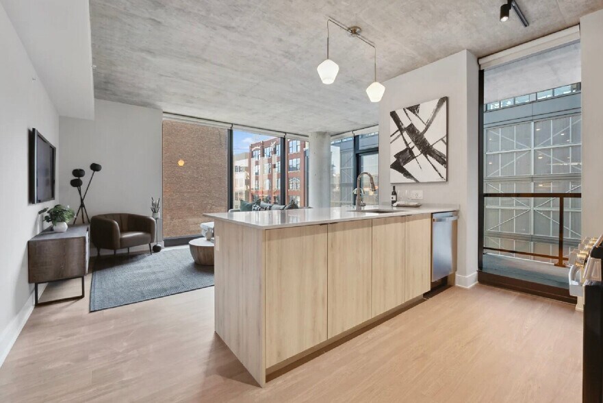 Building Photo - 1048 W Van Buren St