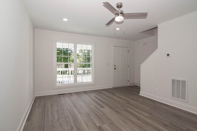 Building Photo - Lux Three Bedroom Townhouse in Sherrills Ford