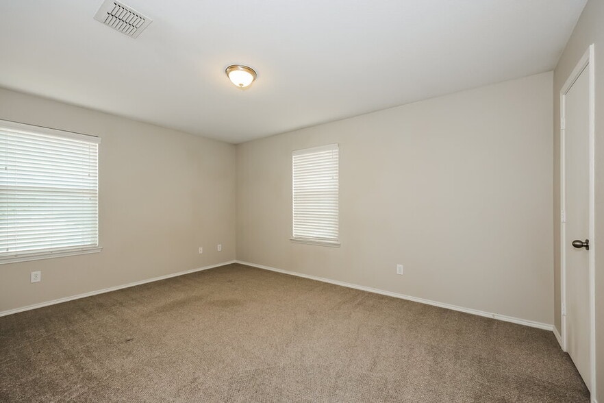 Building Photo - 1600 Chivalry Ln