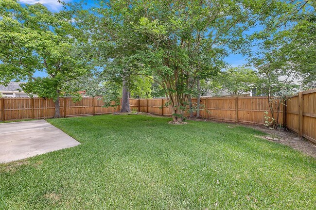 Building Photo - Centrally Located and Beautifully Renovate...