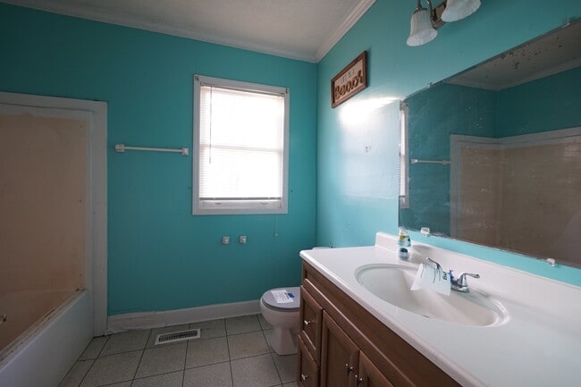 Building Photo - 606 W Tunstall St