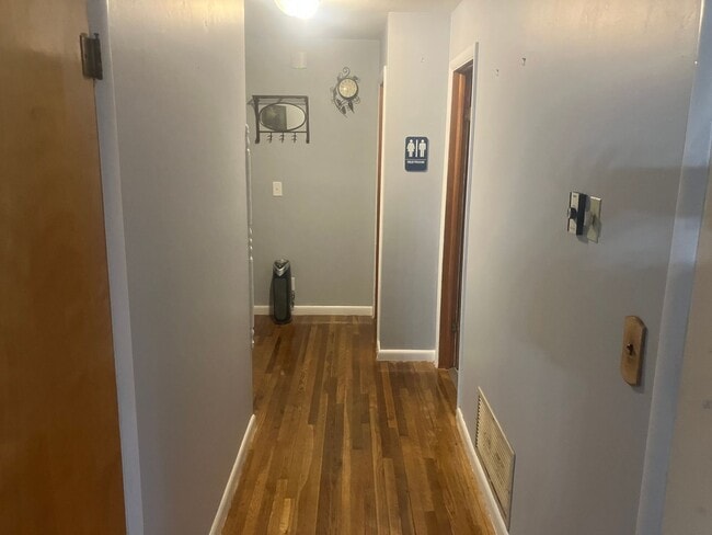 Building Photo - Fully furnished three bedroom for short term