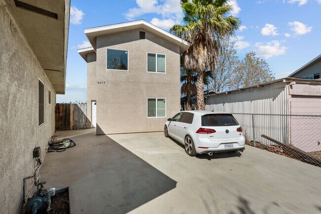Building Photo - 5377 E Falls View Dr