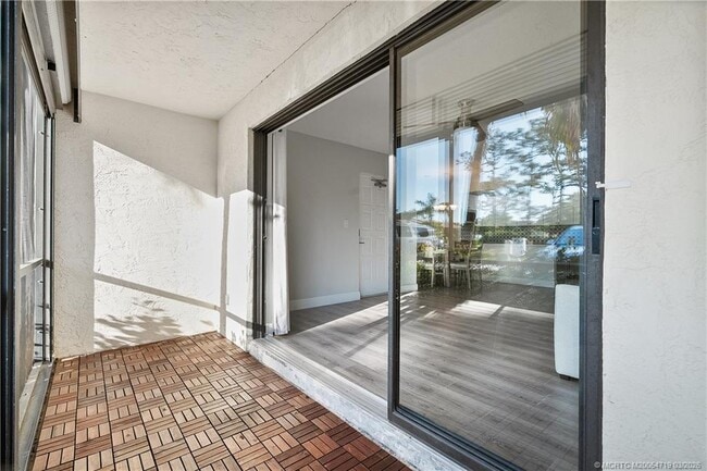 Building Photo - 1935 SW Silver Pine Way