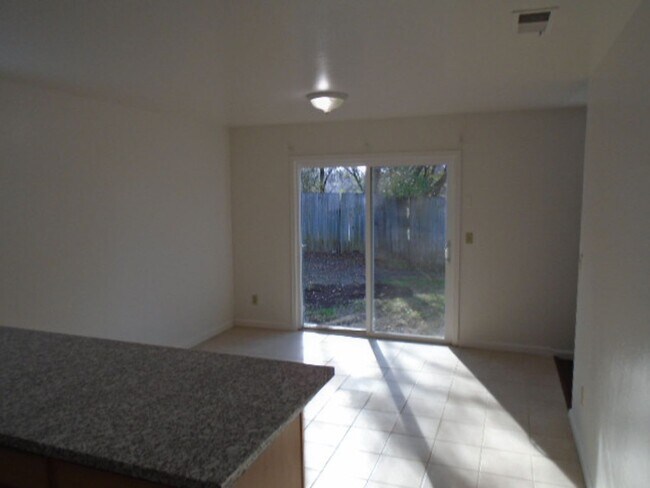 Building Photo - NICE SINGLE STORY HOME IN EAST ROSVILLE!