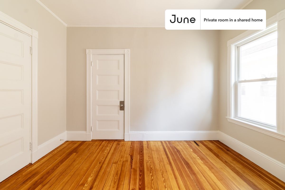 Building Photo - Private bedroom in 5 bed/2 bath Home