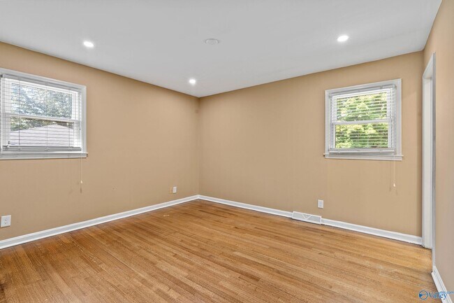 Building Photo - 407 Hillmont Dr NW