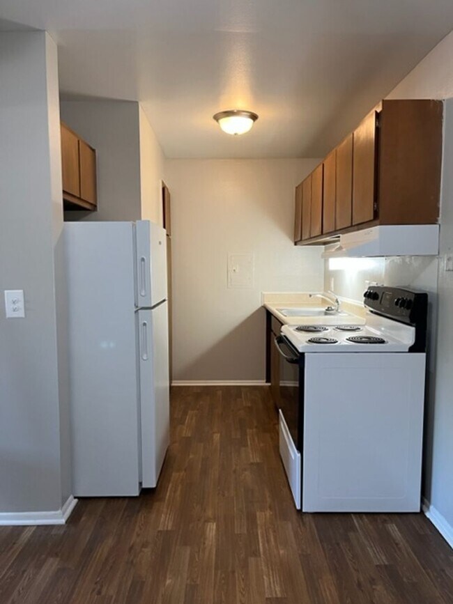 Building Photo - Charming 1 bedroom/1 bathroom apartment ne...