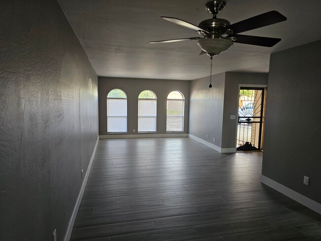 Building Photo - Stunning 4bd 2bth house in Tempe with pool