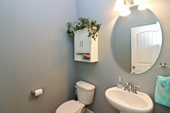 Building Photo - "Spacious 4-Bedroom Gem with 3.5 Baths and...