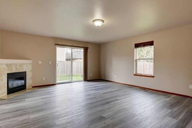 Building Photo - 3 Bedroom/2 Bath with garage home in Crosby Commons