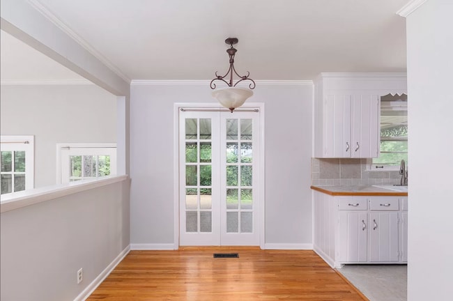 Building Photo - 260 Binkley Dr