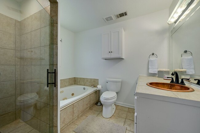 Building Photo - Unbelievable Brentwood Home + Separate Hom...