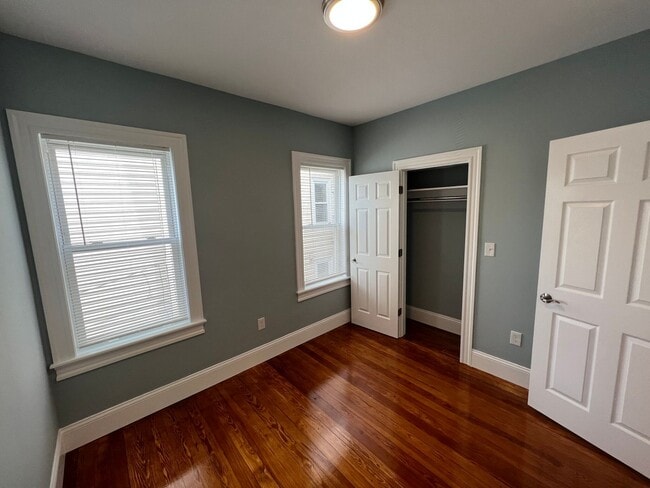 Building Photo - Renovated 4 bed 2 baths in Somerville.... Don't miss out!
