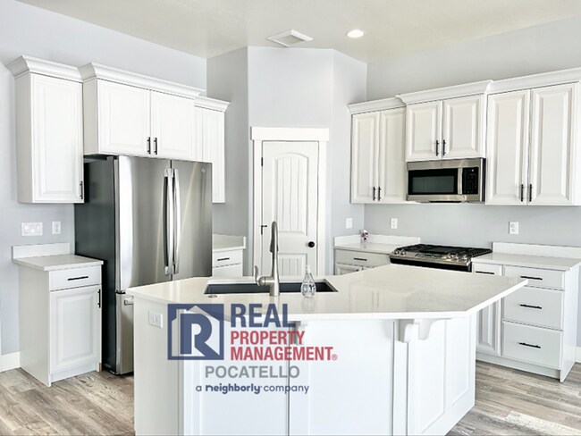 Building Photo - "AMAZING NEW HOME FOR RENT" 3 Bed 2 Bath - 2 Car Garage