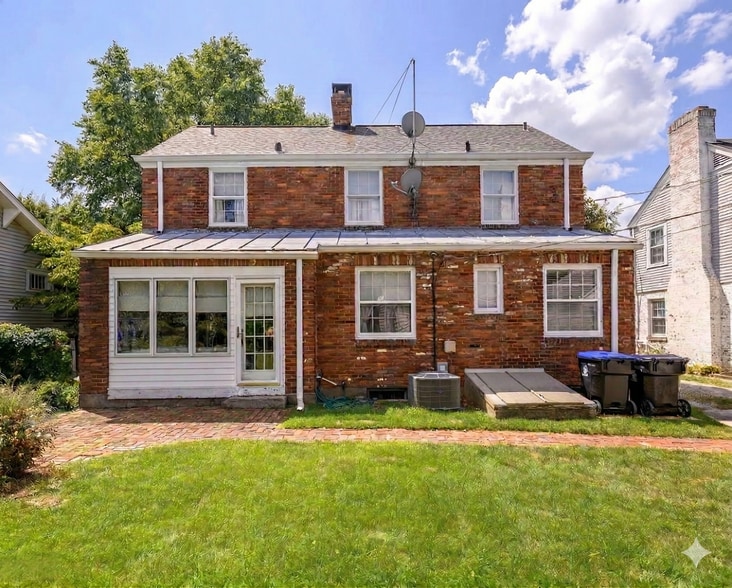 Building Photo - 2223 Saratoga Dr