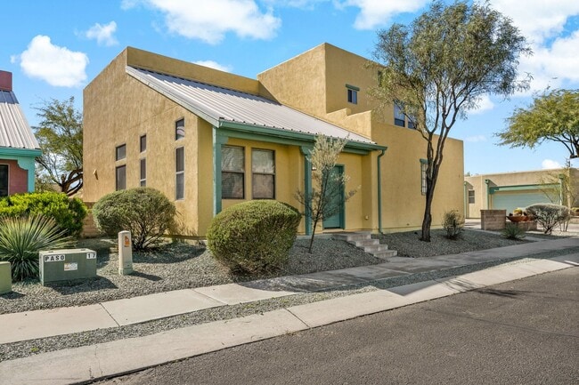 Building Photo - Paseo Estrella Gem at the base of Tucson icon A mountain! Minutes away from DownTown Tucson!