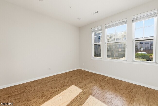 Building Photo - 38 Bond St