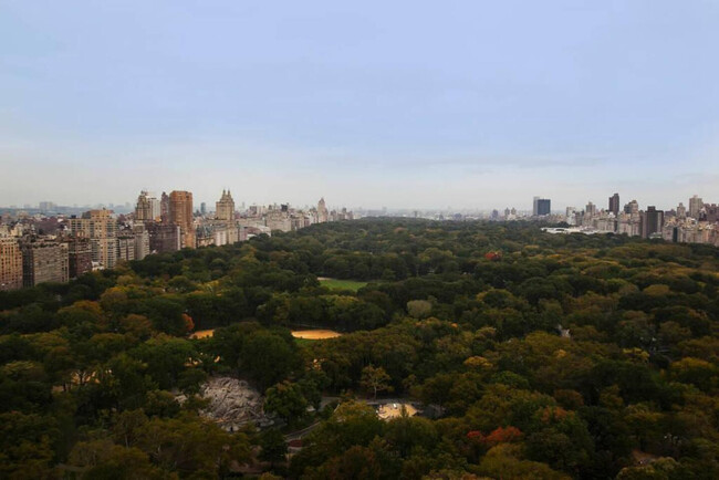 Building Photo - 160 Central Park S