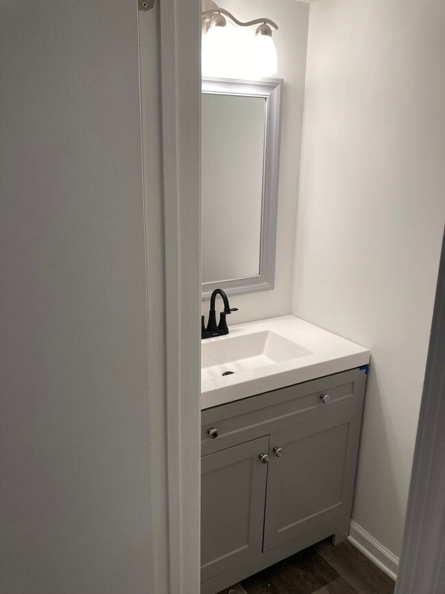 Building Photo - Renovated Crestwood Condo - 2 bedroom