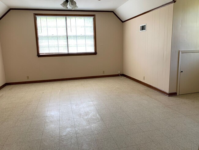 Building Photo - 866 W Lakeview Dr