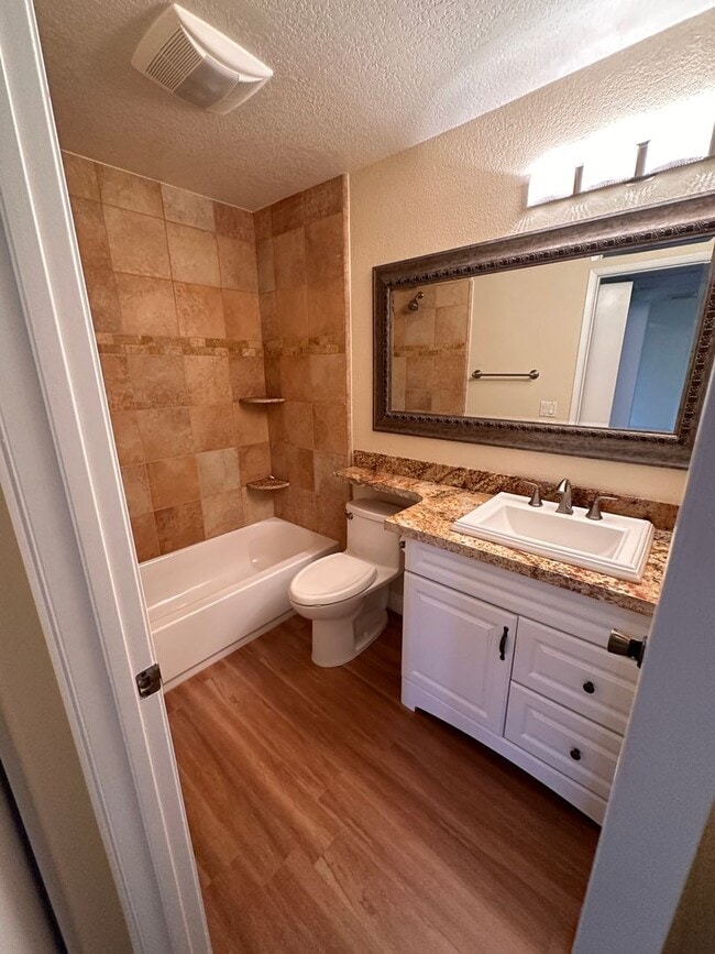 Building Photo - Beautiful 2 Bedroom/2 Bath Condo Close to ...