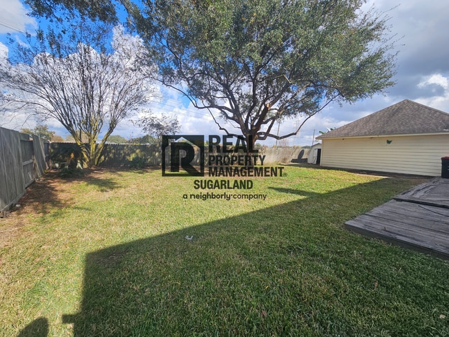 Building Photo - Executive Living in the Heart of Sugar Land