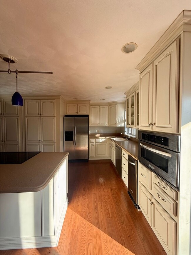 Building Photo - Beverly Manor 946