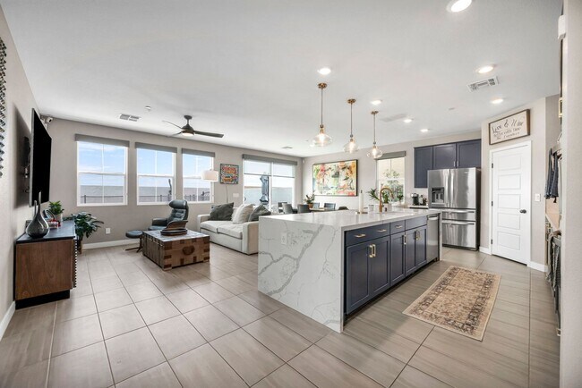 Building Photo - Spacious 5-Bedroom Home with Loft, Pool & Mountain Views