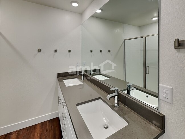 Building Photo - 3934 Wyedale Wy