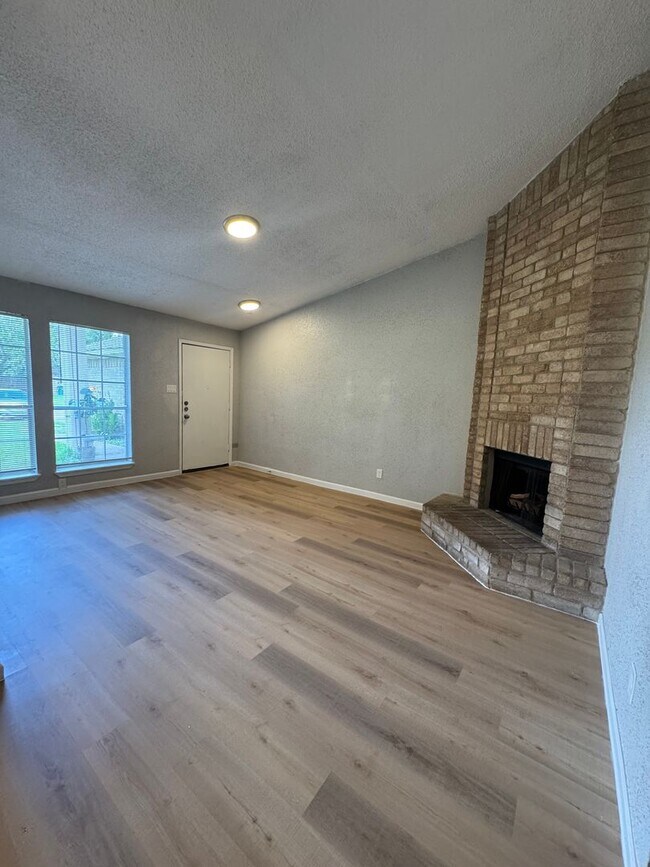 Building Photo - 11217 Pender Ln