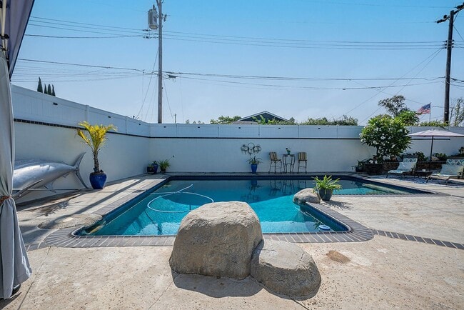 Building Photo - Fully Furnished 3 Bed 2.5 Bath Single Fami...
