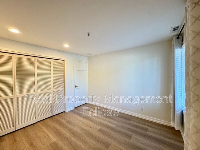 Building Photo - 9039 NE Juanita Dr