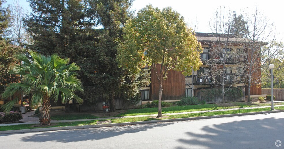 Building Photo - 366 Mentor Ave