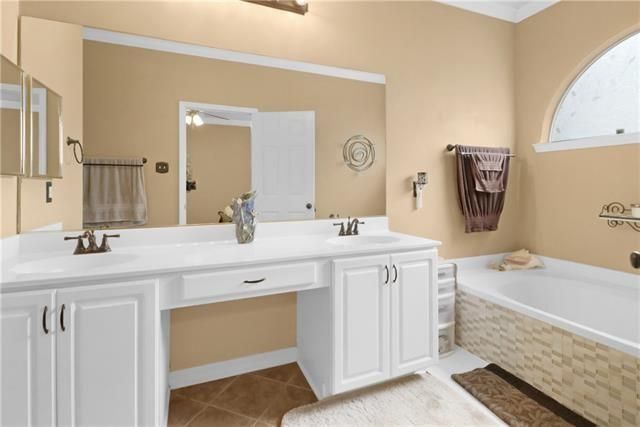 Building Photo - 824 Destin St