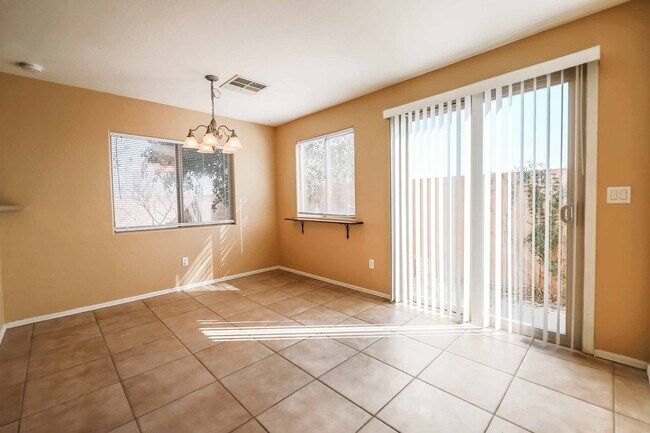 Building Photo - 3 BEDROOM HOME!
