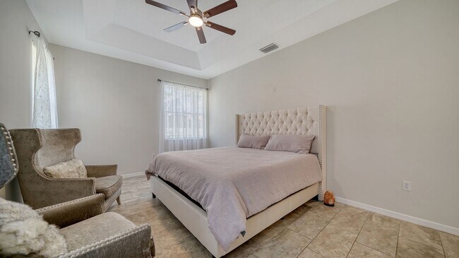Building Photo - 4-Bedroom Home with Pool in Eastlake Commu...