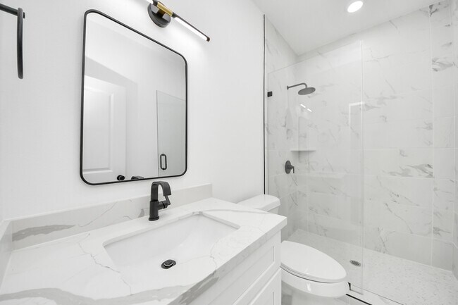 Building Photo - 801 E 32nd 1/2 St