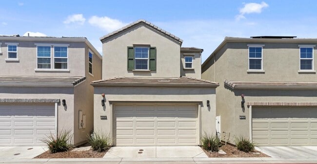 Building Photo - 3 Bed 2.5 Ba 2 Car Garage with solar!